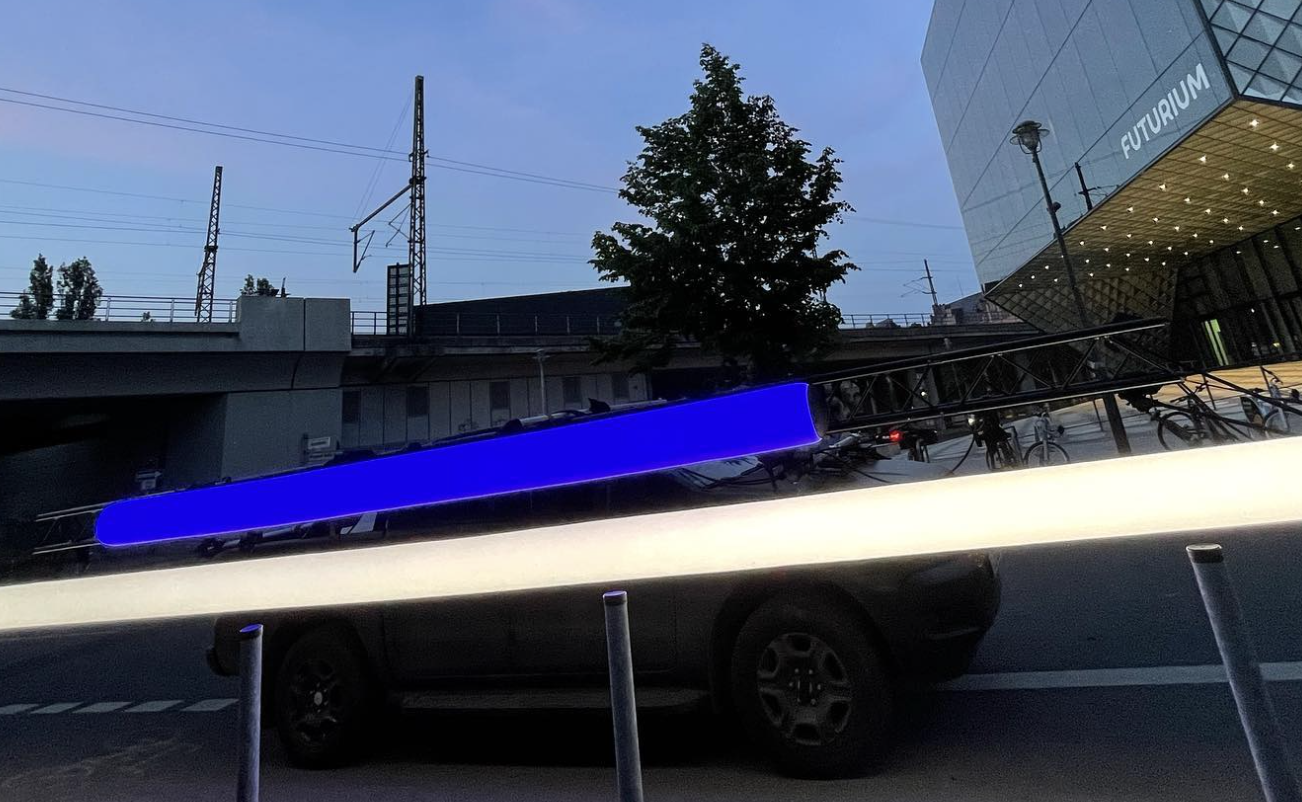 Ein dunkler Pick-Up, darauf befestigt 2 Pipelights, zur Beleuchtung vom bewegten Autoszenen.