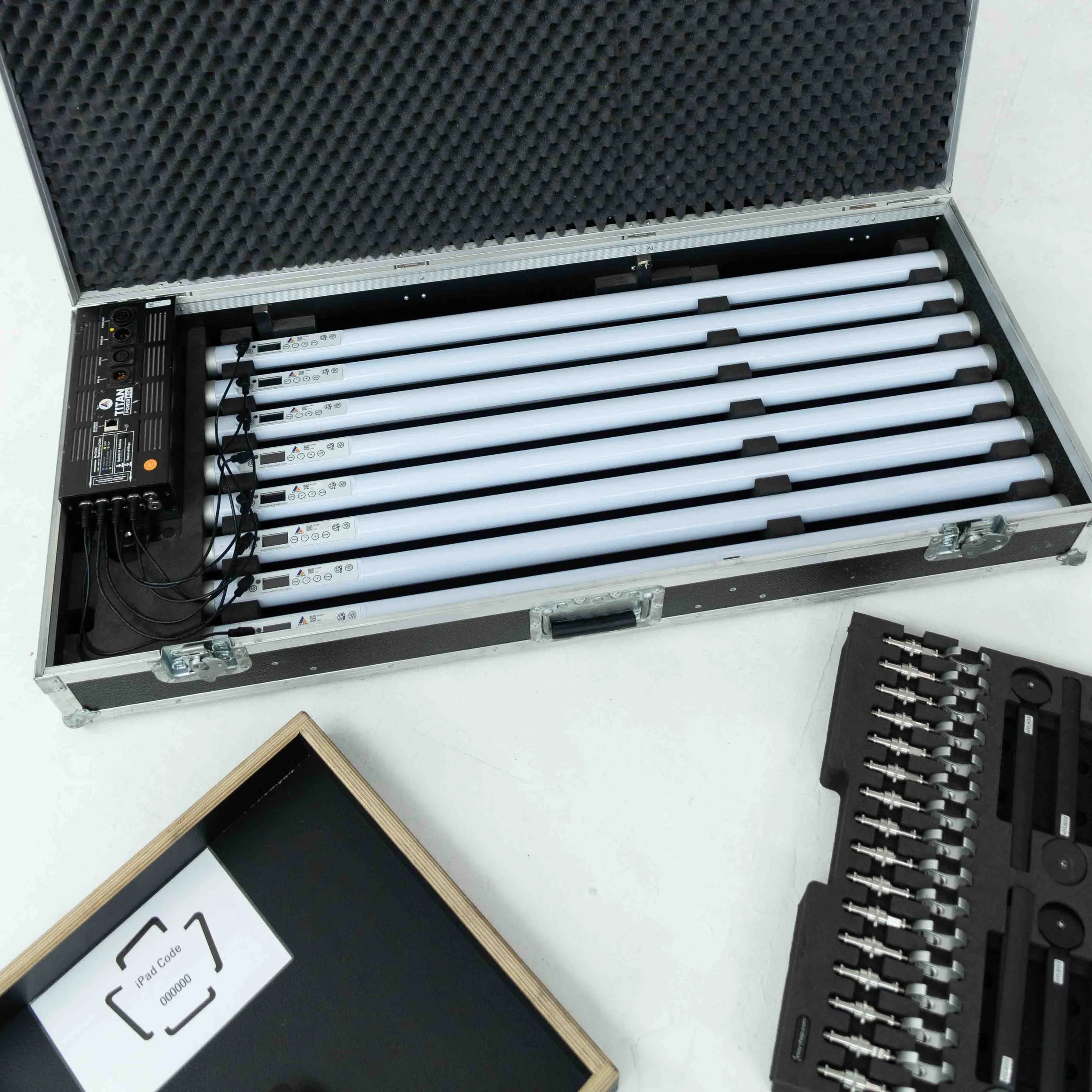 Miete das Astera Titan Tube 8er-Set – die akkubetriebenen RGBMA Pixel-Tubes für Film, Foto, TV und Event. 1.750–20.000 K, 16 Pixel pro Tube und präzise, kamerataugliche Farben für flexible Looks – schnell aufgebaut, überall einsetzbar.