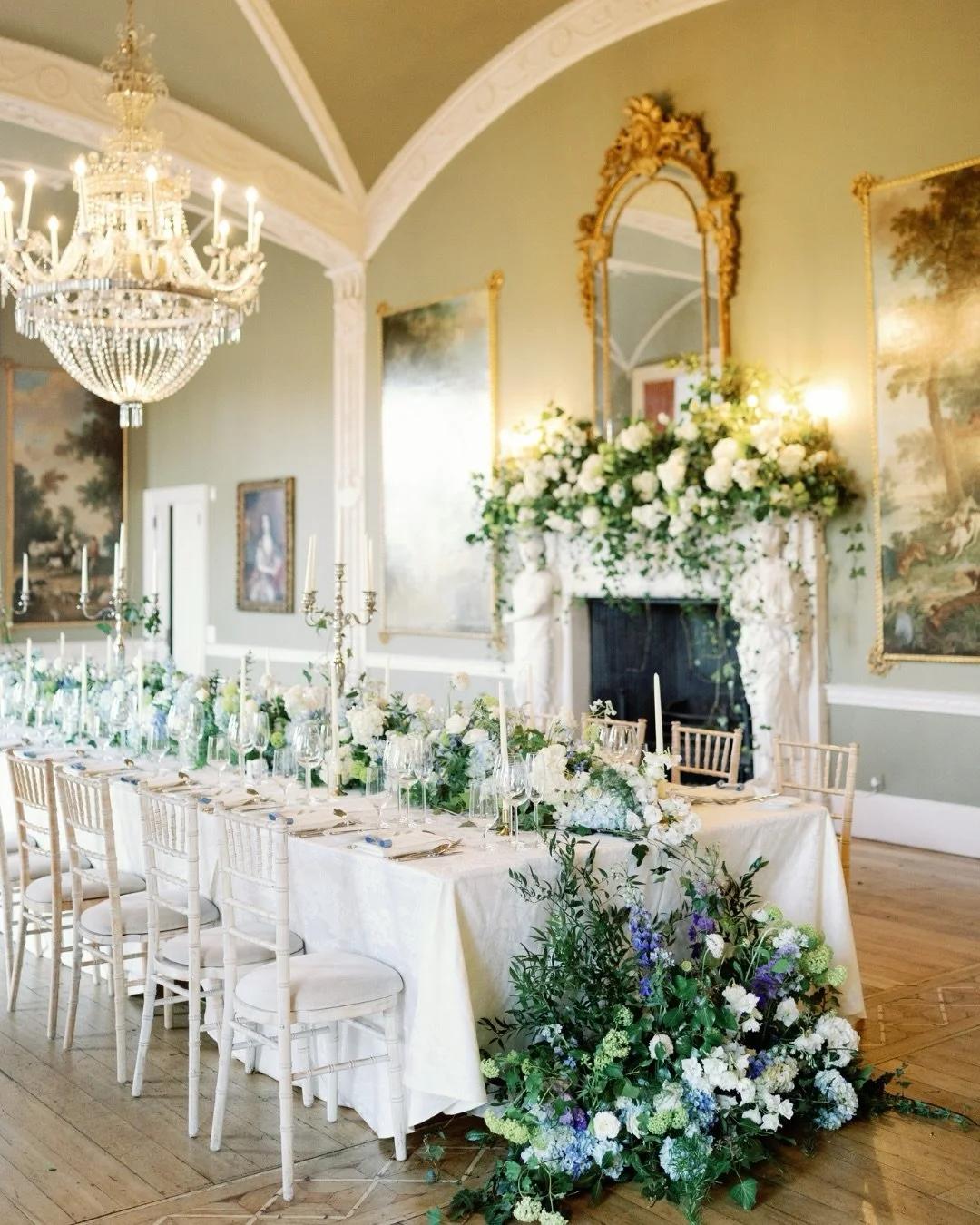 Want to know why certain venues make your photographer breathe a sign of relief and a big smile on their face?  Here&rsquo;s a reason: 

Beautiful team on this: 

Venue @luttrellstowncastleresort 
Photographer @liviafigueiredowedding 
Content creator