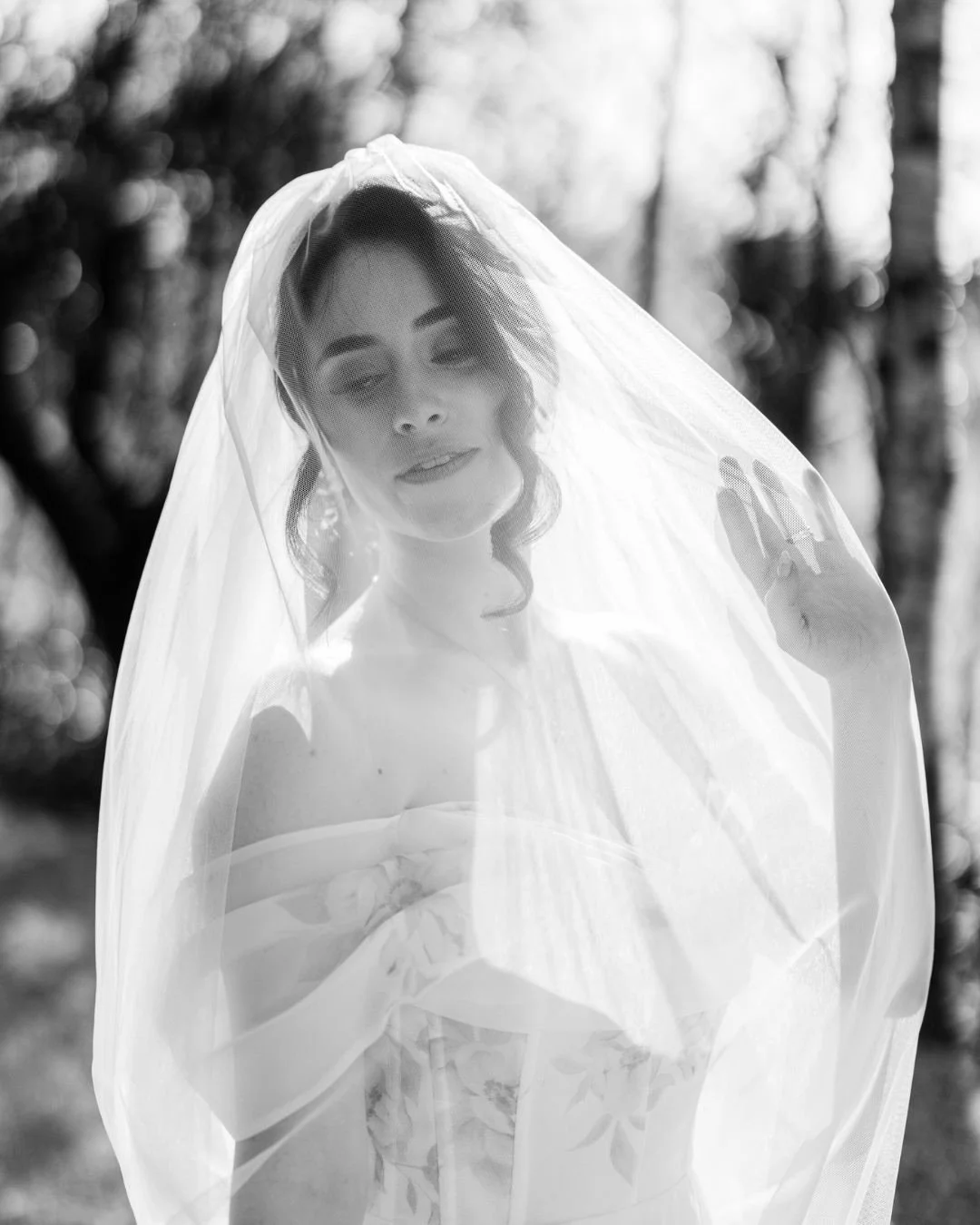Emilie is a real life princess and I was obsessed! 

As soon as I arrived all I could see was her excitement, her vision (let&rsquo;s look beautifully ethereal and magical) and wow, that made my day! 

What a lot of photographers are too afraid to te