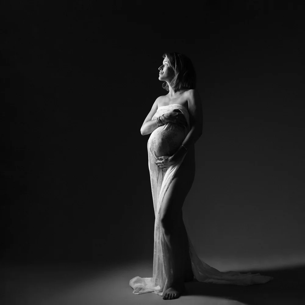 Portrait de femme enceinte en noir et blanc, Normandie
