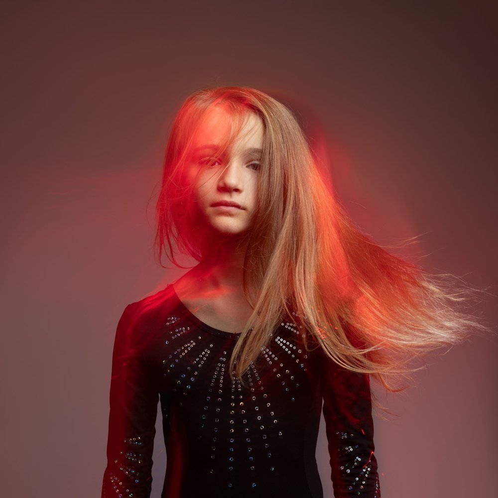 Portrait d'adolescente en couleur, cheveux en mouvement
