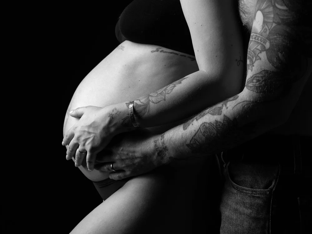Mains sur le ventre rond, photo de grossesse en studio à Rouen