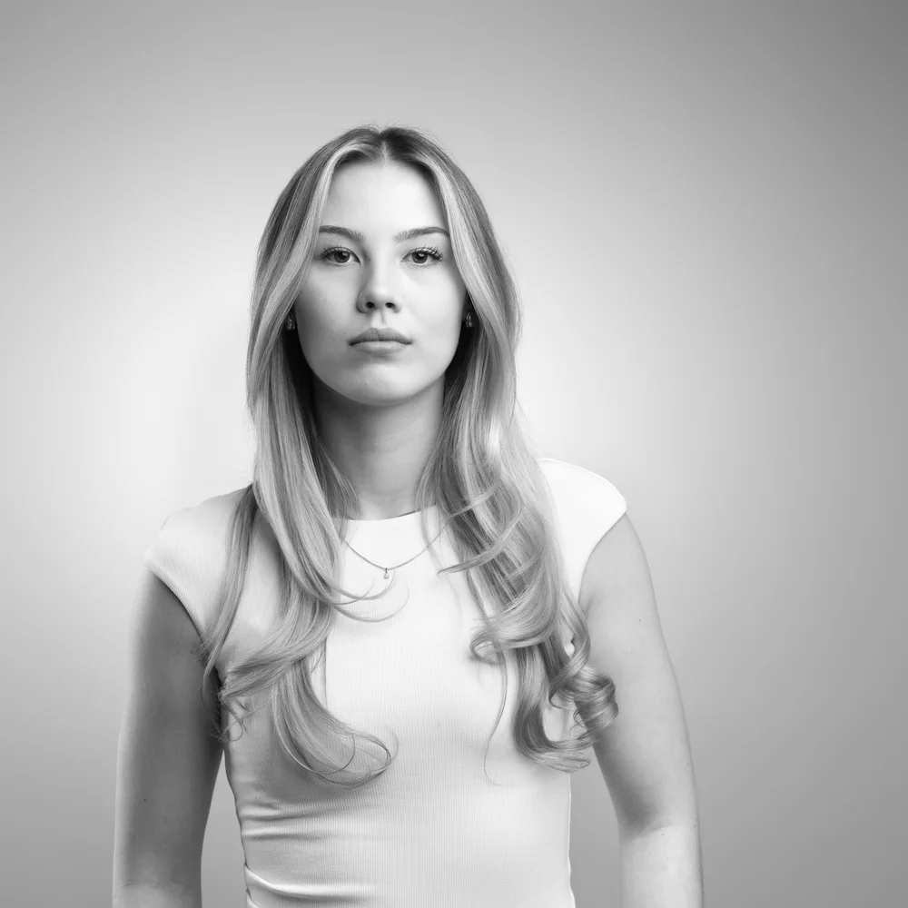 Portrait d'une jeune femme blonde en noir et blanc, photographe portrait Rouen