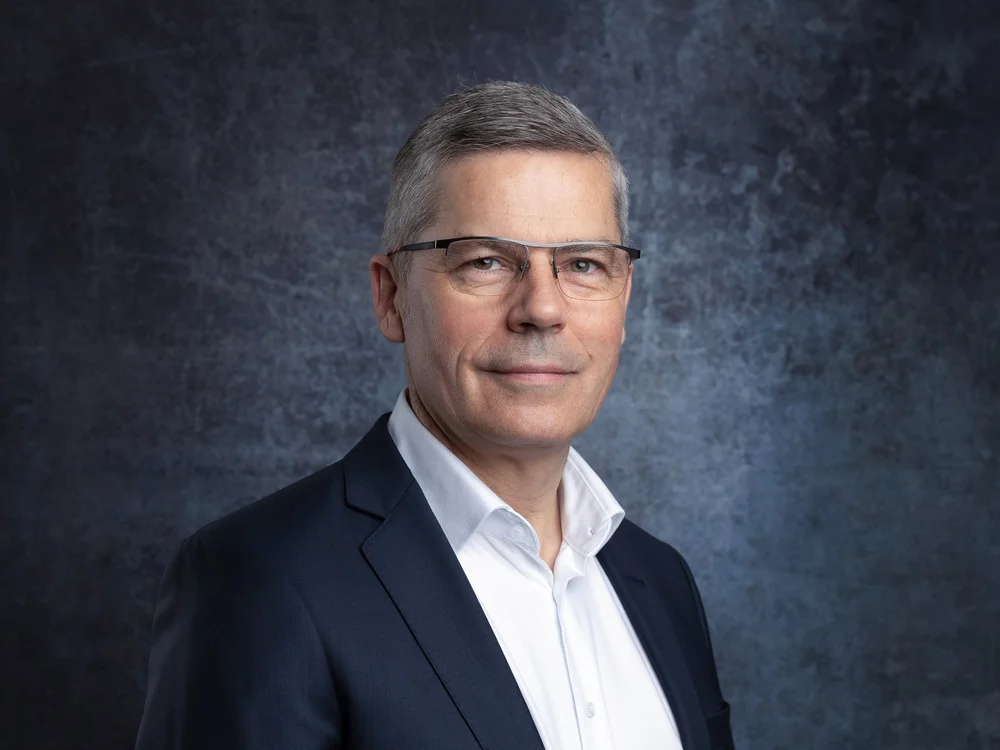Portrait corporate sur fond bleu, photographe entreprise Rouen