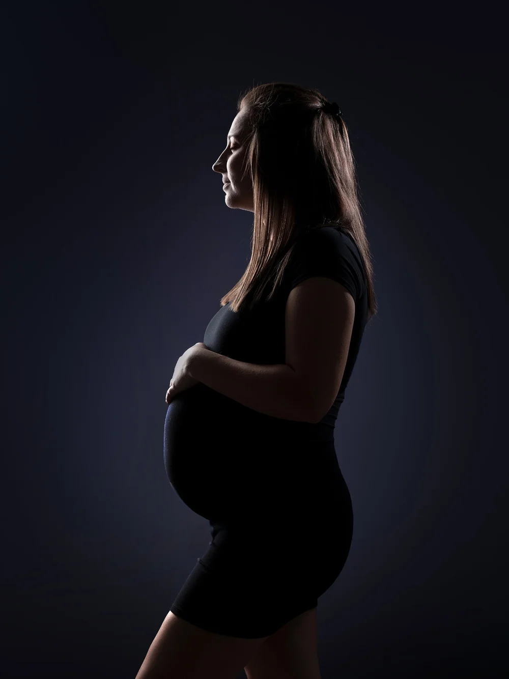 Silhouette de femme enceinte de profil, séance photo grossesse