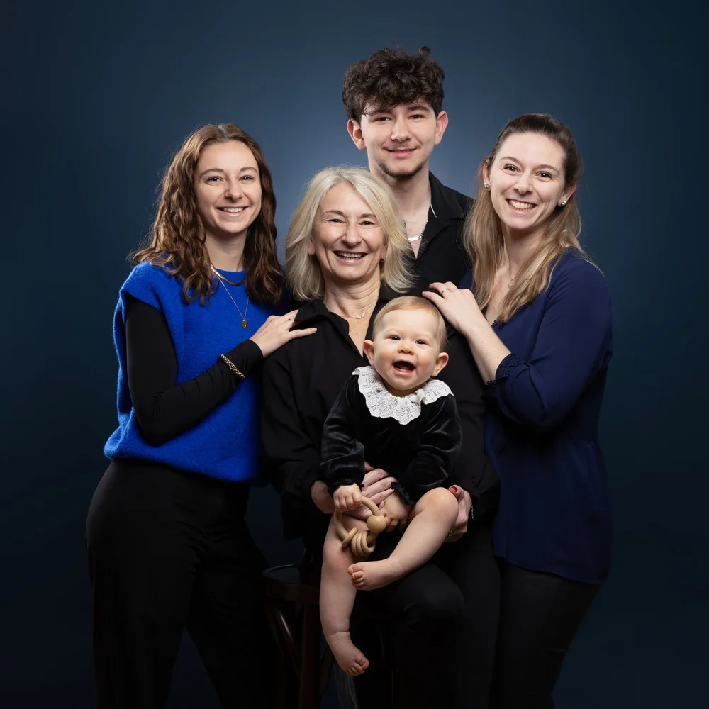 Trois générations et un bébé, photo de famille en couleur en studio à Rouen