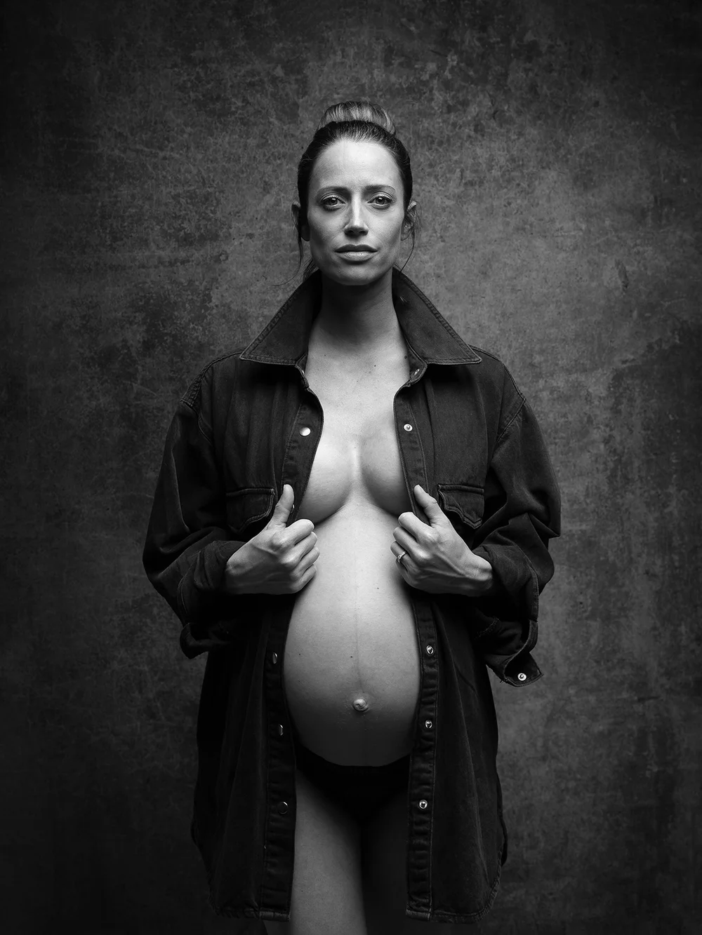 Femme enceinte en studio, photographe grossesse à Rouen