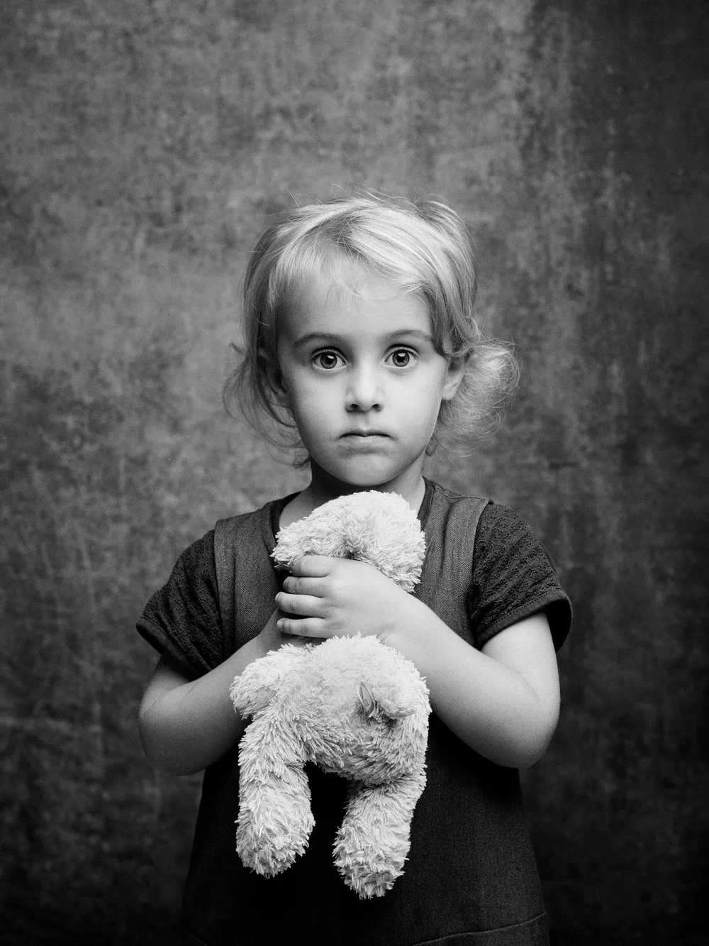 Petite fille et son doudou, portrait d'enfant à Rouen
