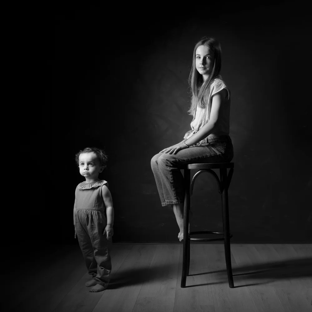 Maman et son fils, portrait de famille en noir et blanc