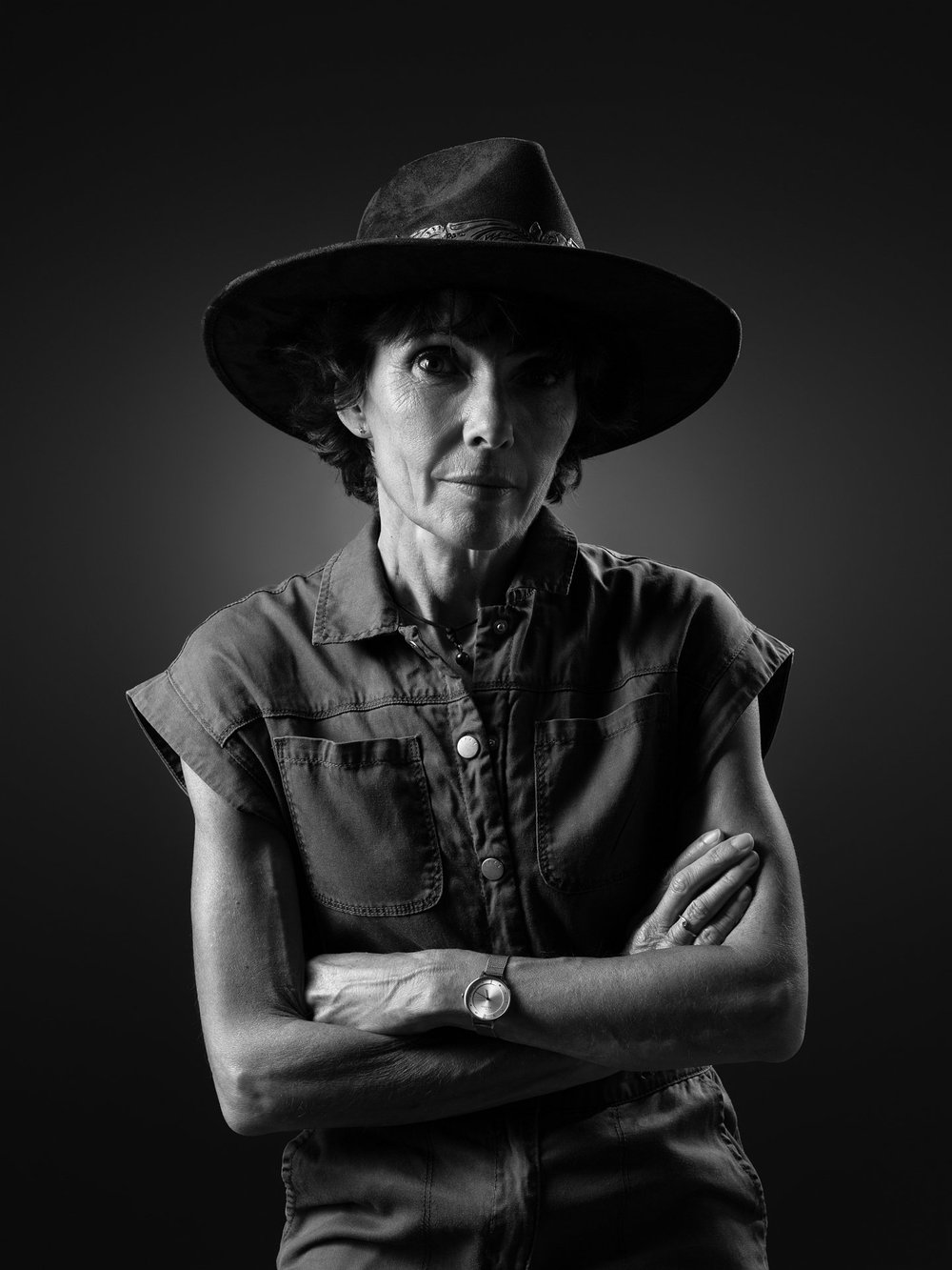 Portrait d'une femme au chapeau, bras croisés, en noir et blanc