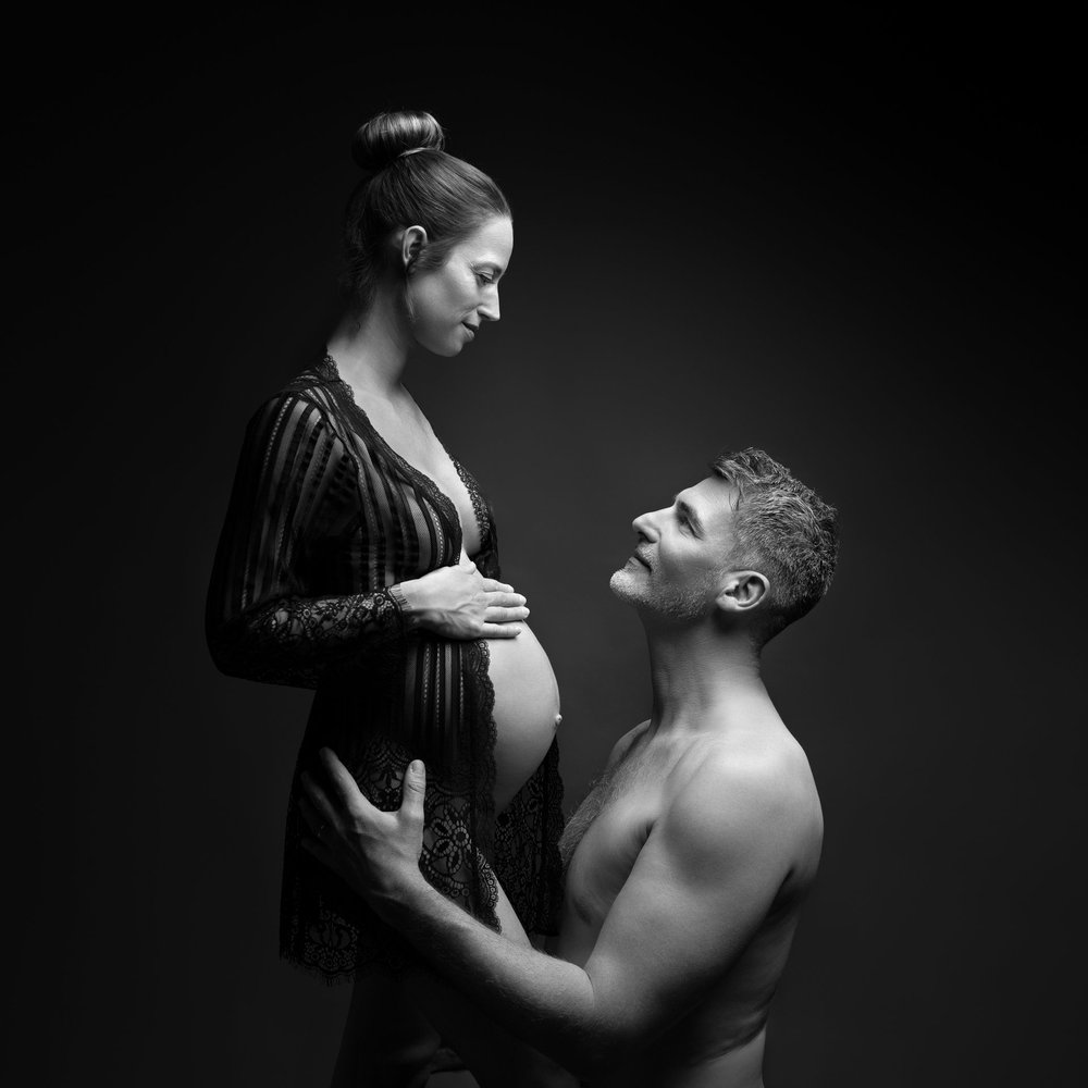 Futurs parents en studio, séance photo grossesse à Rouen