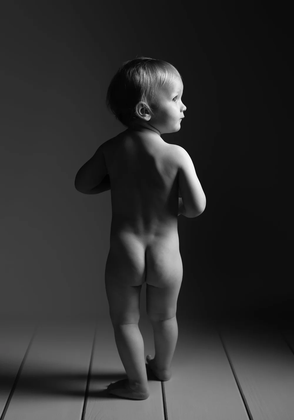 Bébé de dos en noir et blanc, série Petits derrières de Pauline Vervisch