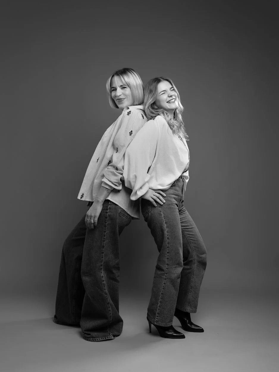 Portrait de deux associées en studio, photo d'équipe à Rouen