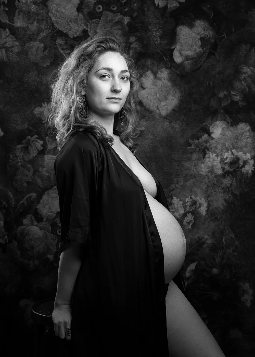 Future maman en chemise ouverte, portrait de grossesse à Rouen