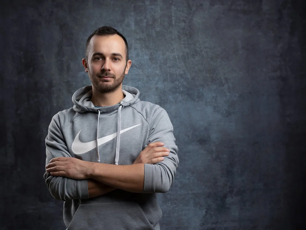 Portrait professionnel décontracté en studio à Rouen