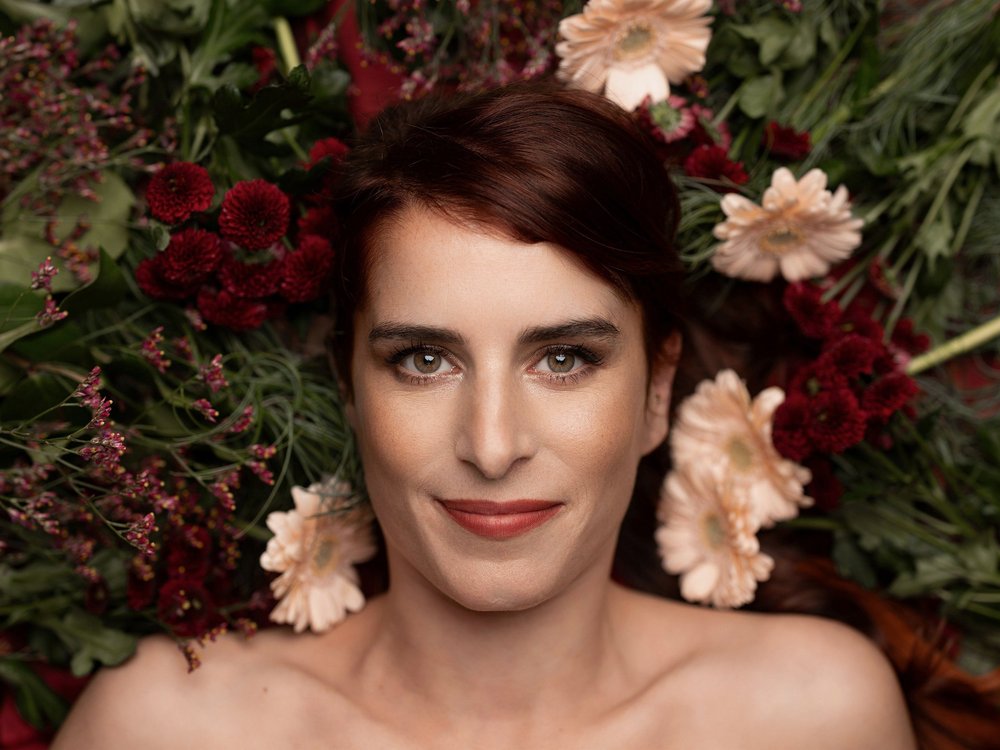Portrait de femme entourée de fleurs, portrait d'art en couleur à Rouen