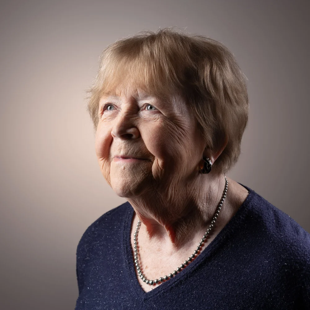 Portrait d'une femme âgée souriante, portrait individuel en studio à Rouen
