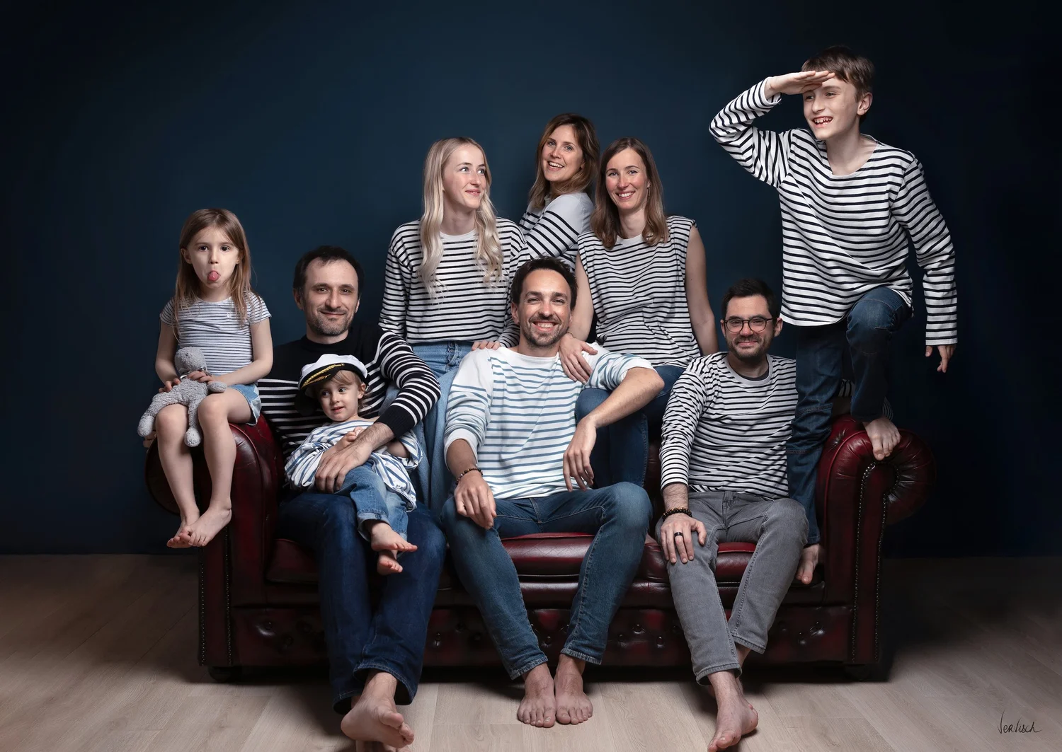 Grande famille réunie sur un canapé, séance photo famille en studio à Rouen