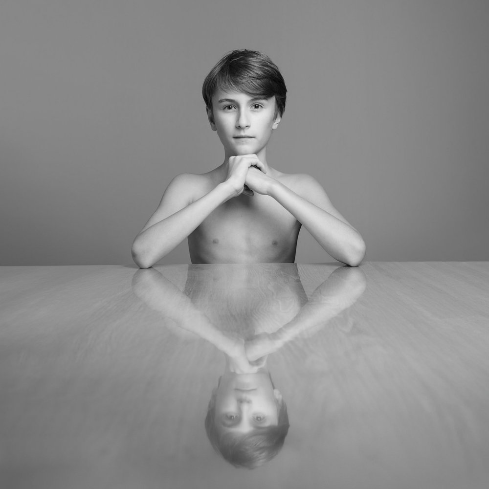 Portrait d'enfant avec reflet, portrait d'art en noir et blanc
