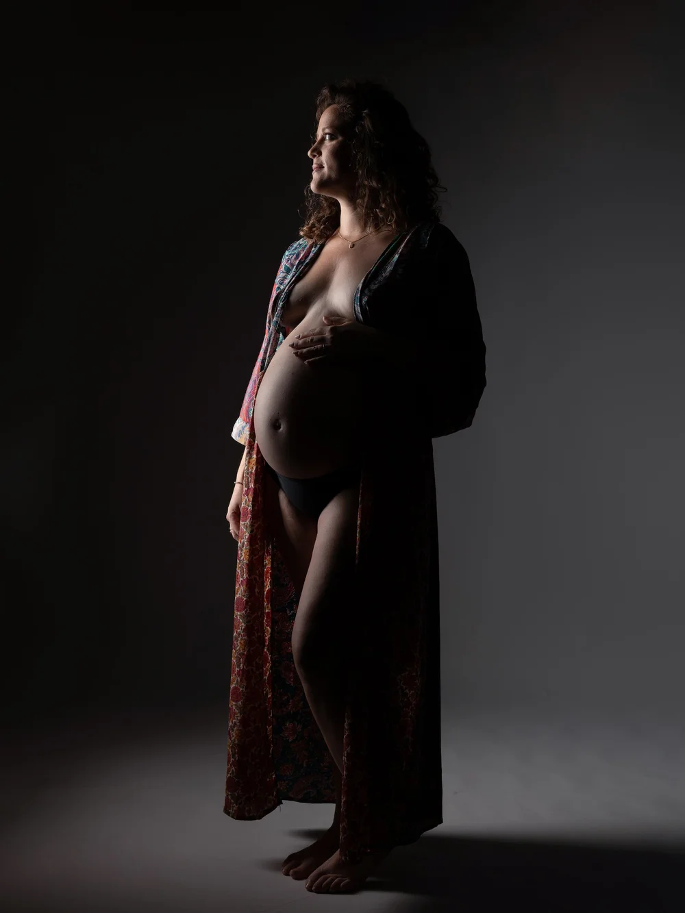 Femme enceinte en robe, séance photo maternité en studio