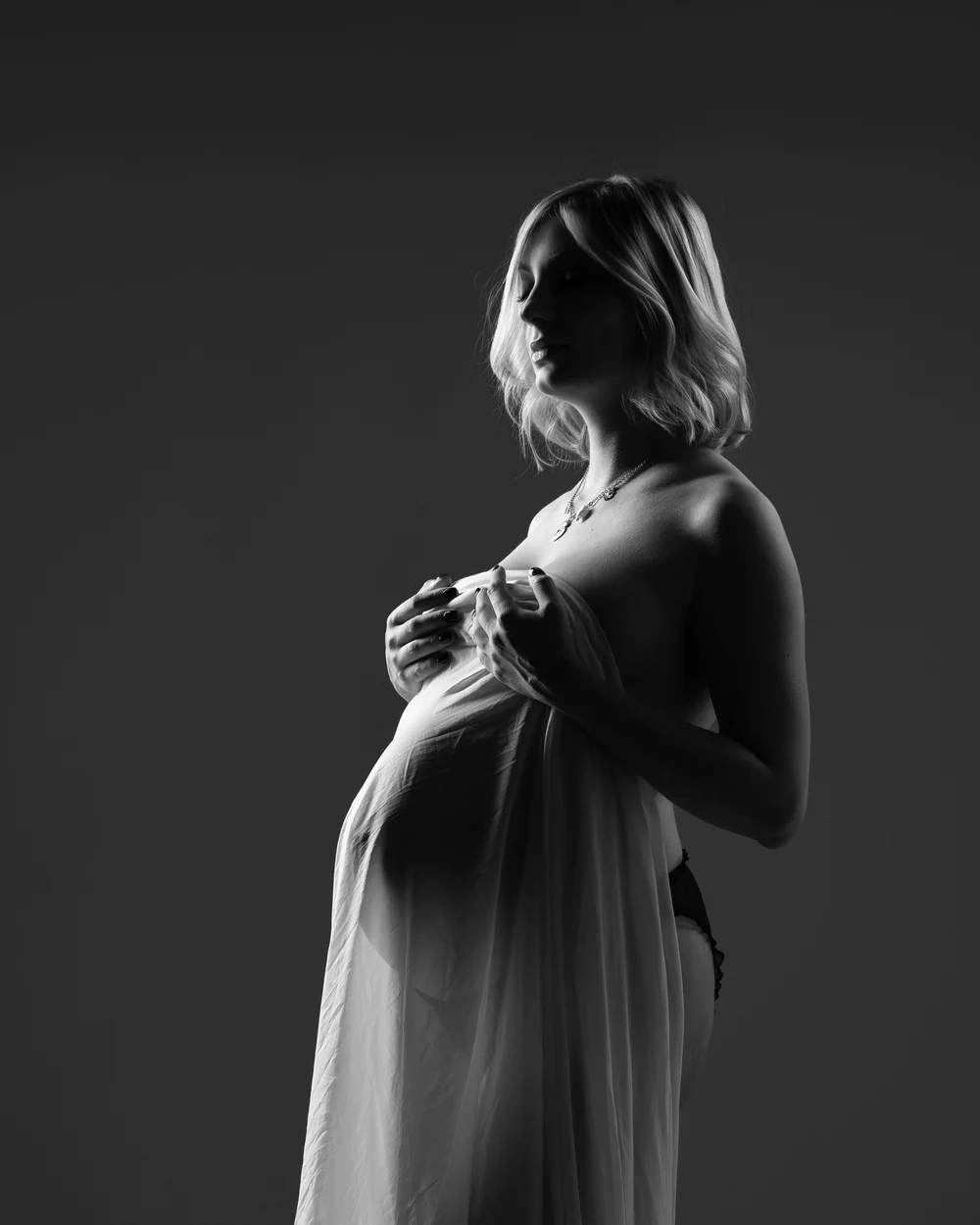 Future maman en voile blanc, photo de grossesse en noir et blanc à Rouen