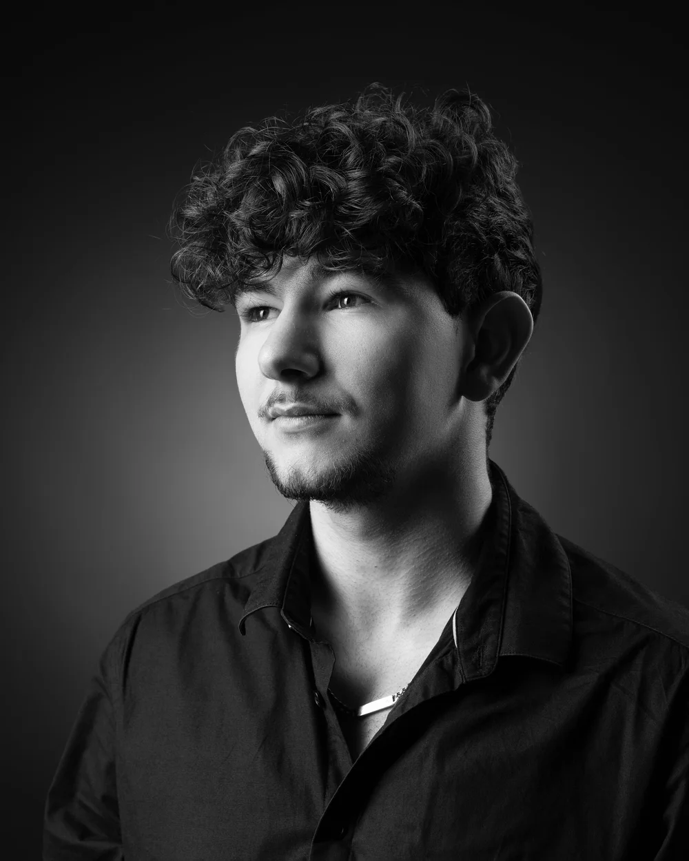 Portrait d'un jeune homme aux cheveux bouclés en noir et blanc, studio à Rouen