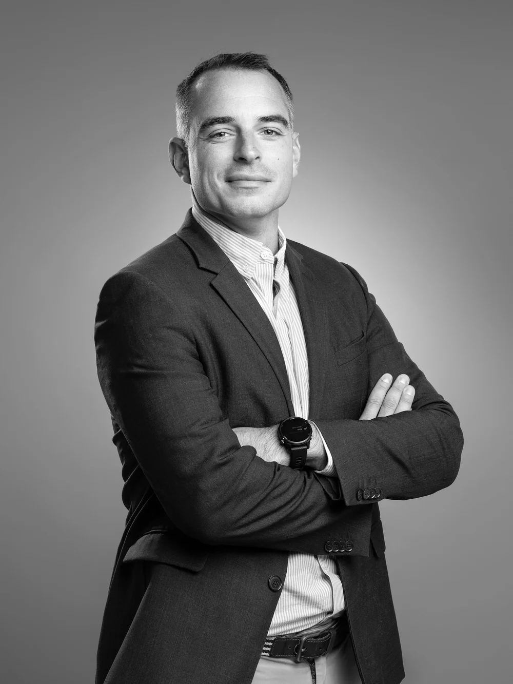 Portrait professionnel d'un dirigeant en studio à Rouen