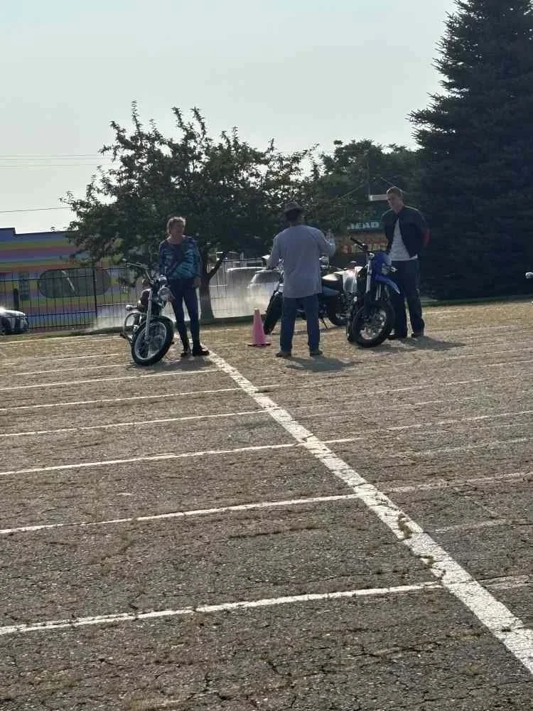 motorcycle-training-instructor-explains.jpg