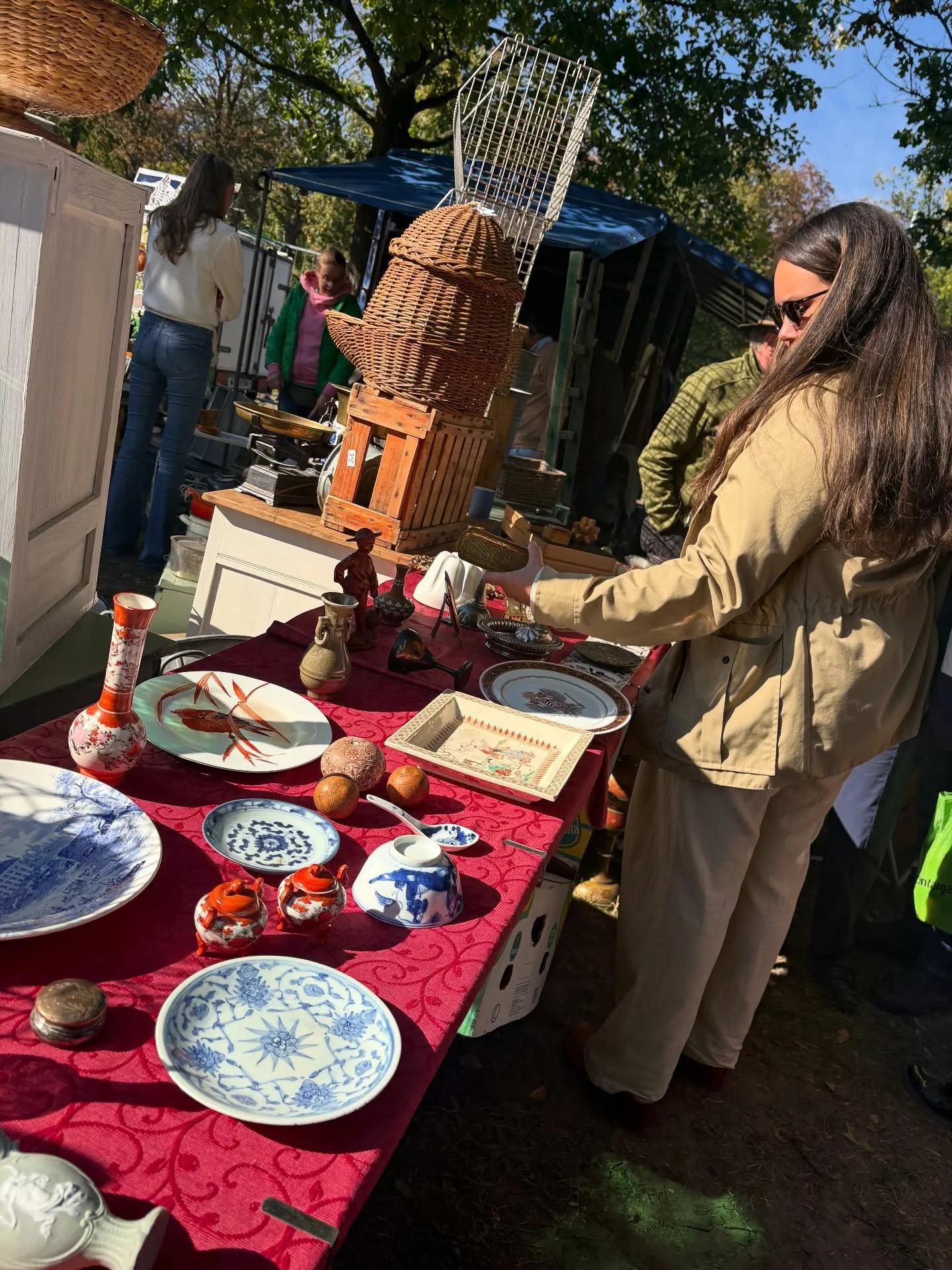 My first big European market was an absolute whirlwind! Zandfeesten, a giant antiques market that happens three times a year in Bruges Belgium was quite an undertaking: I took almost zero photos (but more videos- wait for future posts!) because I was