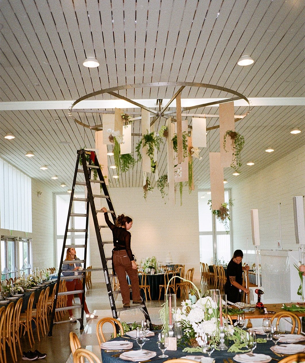 Love this fun ladder moment captured by the loveliest, @frannypullinphotography 

All around ALL STAR team for Avery + Isaiah&rsquo;s wedding in Dripping. Sooooo good 

Planning: @simplyxoevents 
Photo: @frannypullinphotography 
Venue: @prospecthouse