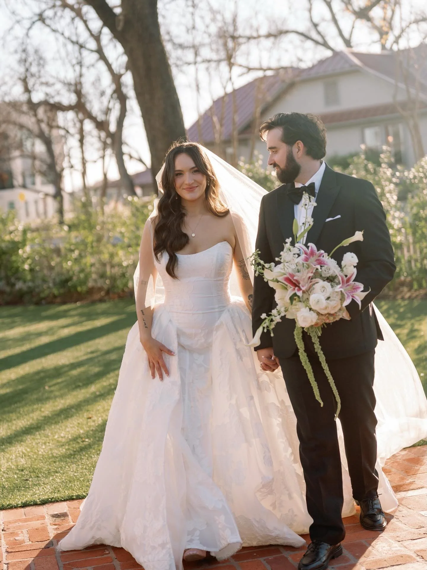 Perfect day at @woodbinemansion for @kasen_sage 🕊️ I had so much fun playing around with lilies in this bridal!! Gorgeous!! 

Photo: @kellylugophoto 
HMU: @luxbeautyandbridal 
Planning: @alyssamarietx