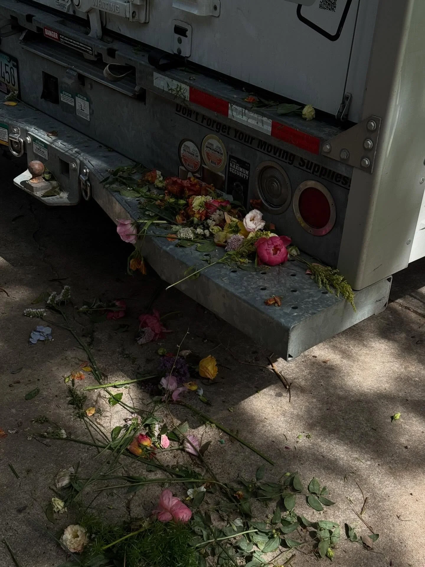 If you know you know. Saw this and it felt like art. Any event florist knows this scene all too well ❤️