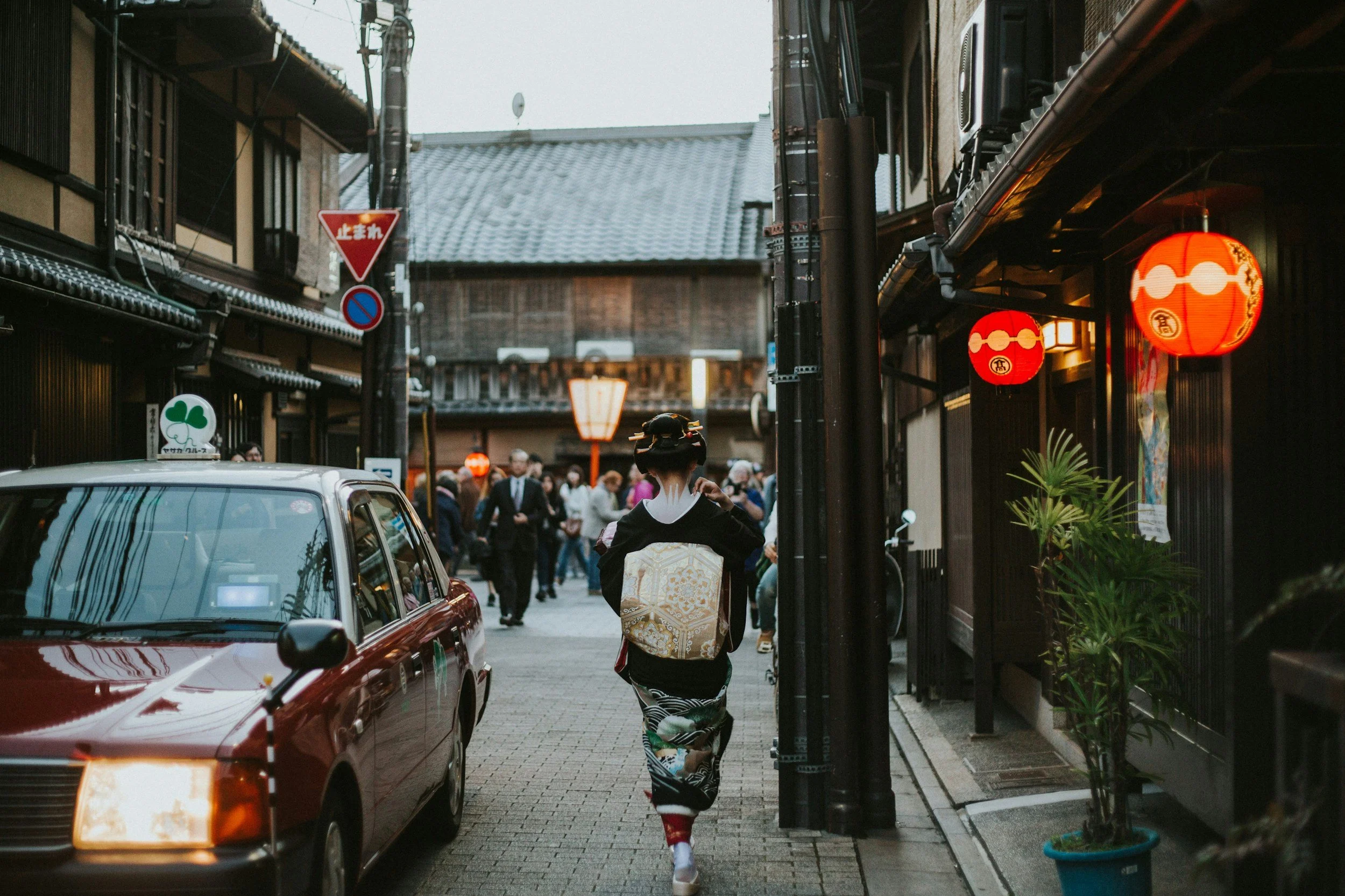image of a maiko walking down the street in Kyoto