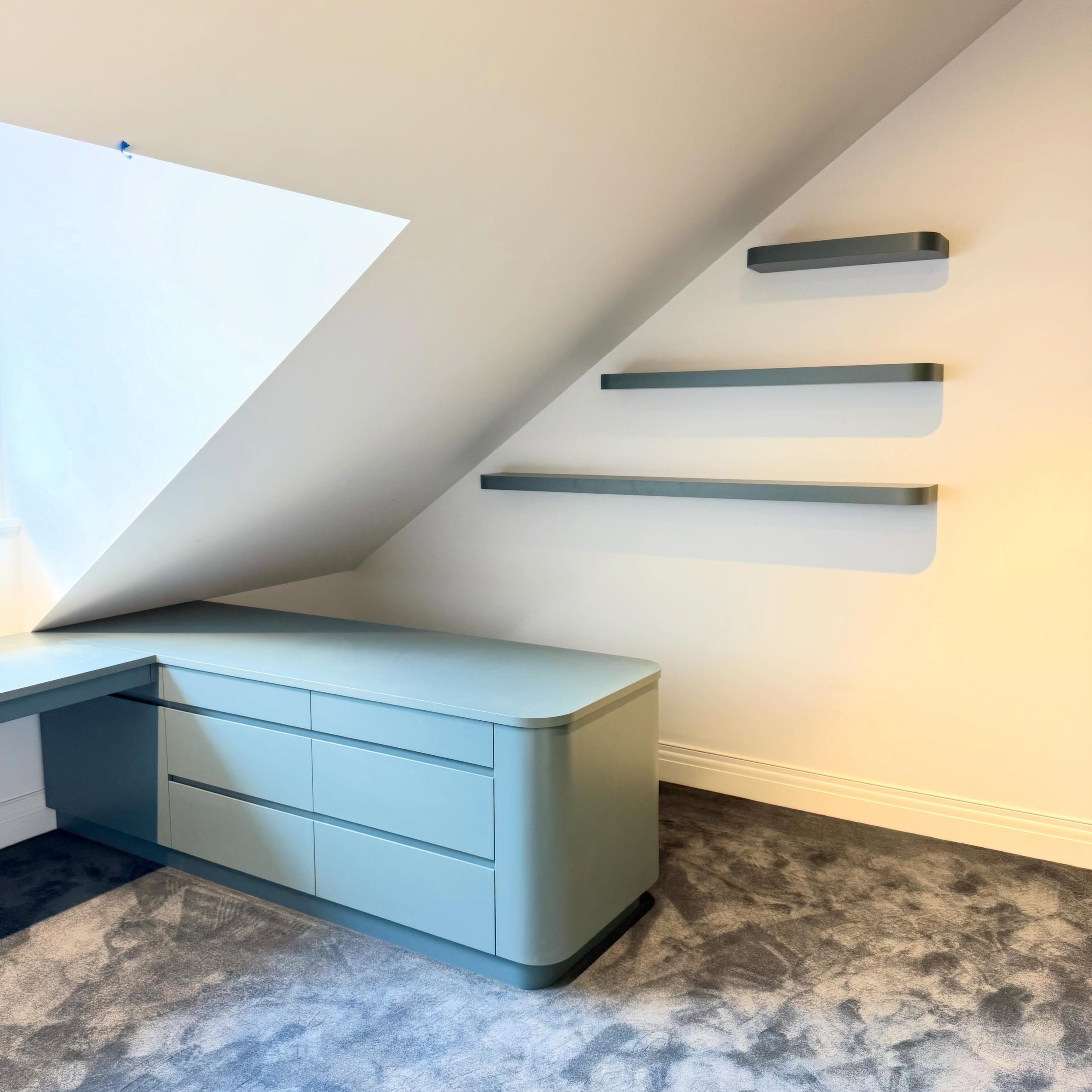 Turning tricky angles into a functional, minimalist home workspace. 

Curved-edge cabinetry softening the look here while also providing generous storage. A modern and refined look that feels custom yet effortless 💚

#cabinetry #customjoinery #melbo