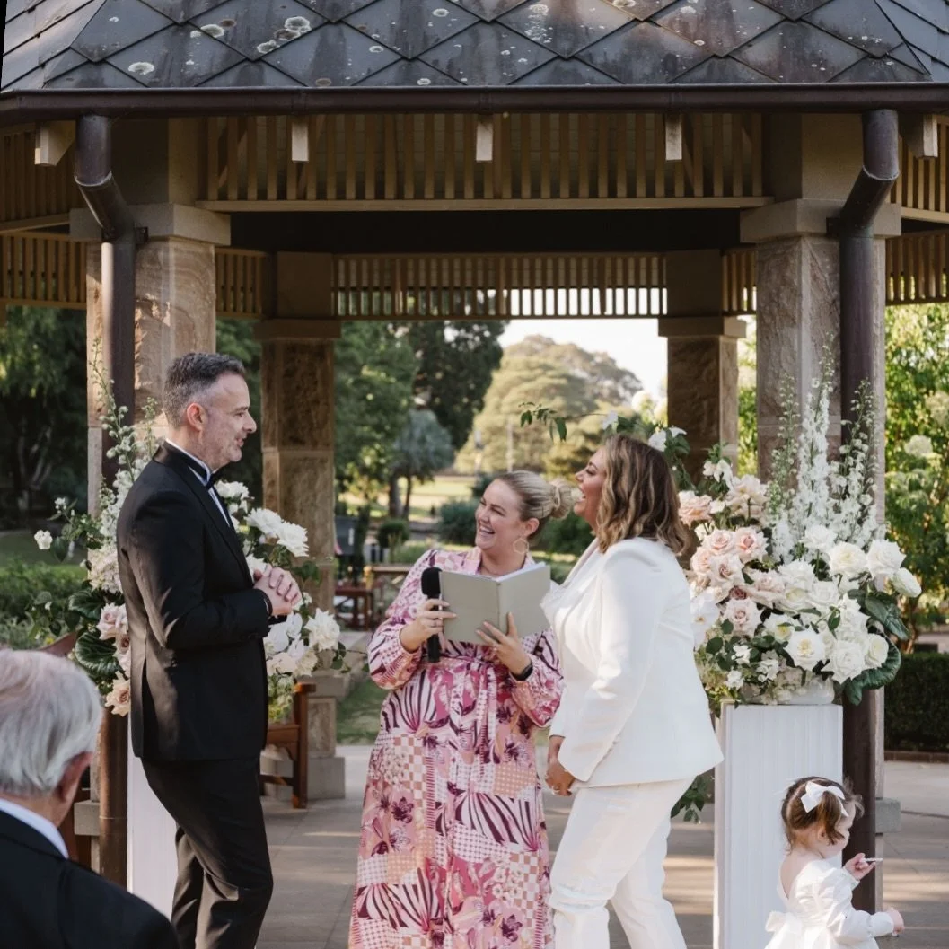 A little snapshot of exactly how I hope every ceremony feels 🫶🏼 relaxed, full of love and a few good laughs along the way 🤍
.
Thanks @alexmarksphotography for capturing this moment 📷