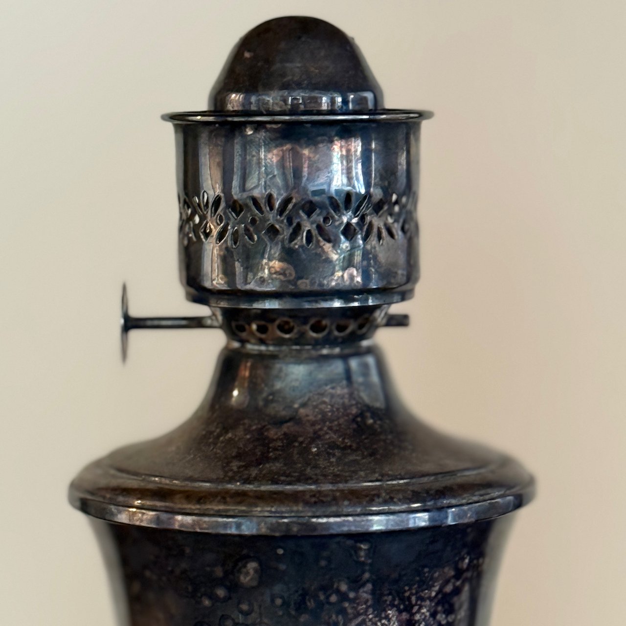 silver.plate.oil.lamp.detail.1.png