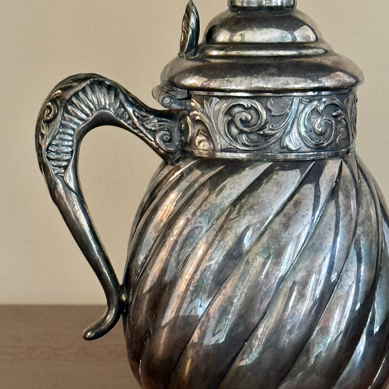 silver-creamer-detail-2.png