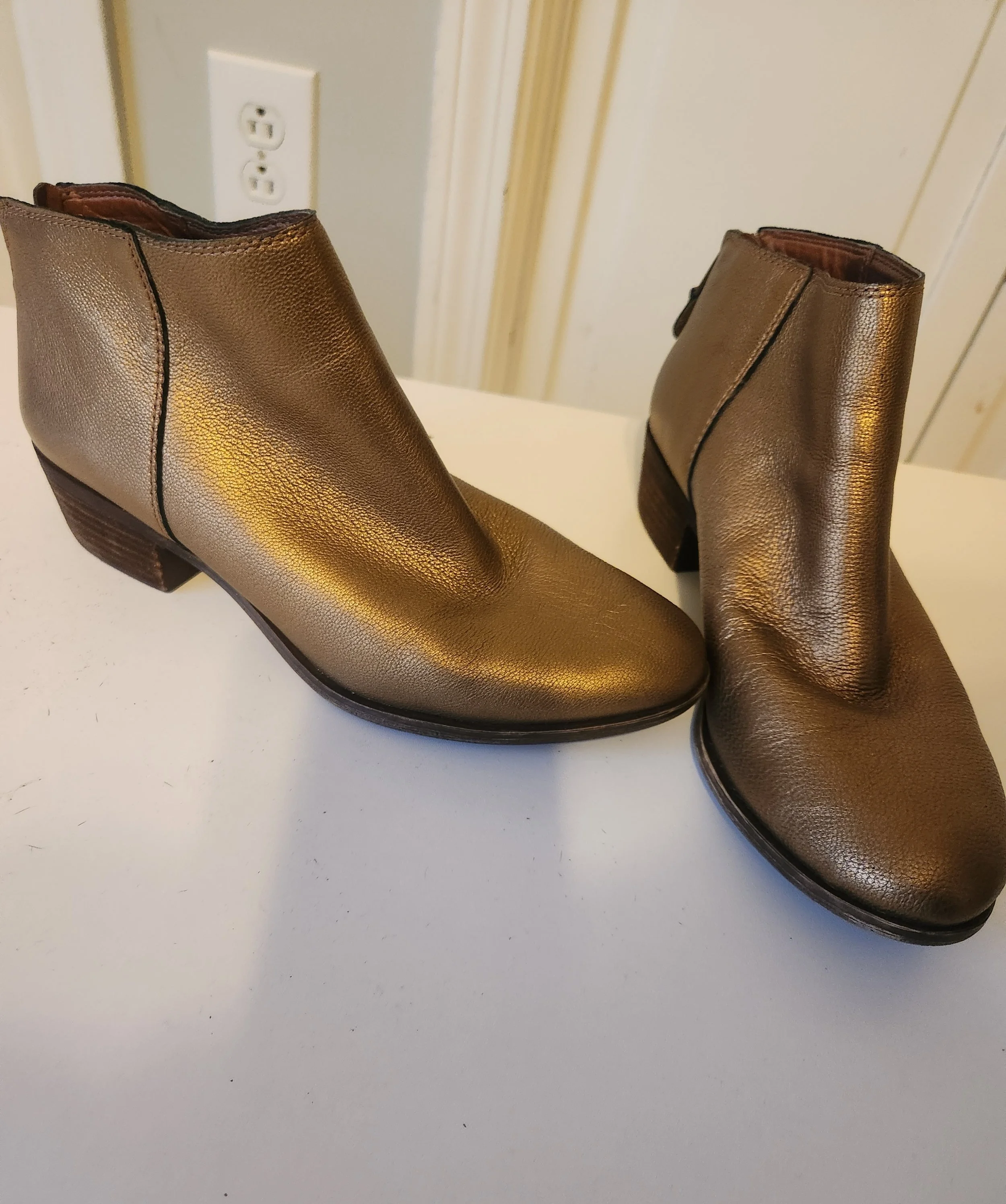 LUCKY BRAND GOLD METALLIC PRE-LOVED.