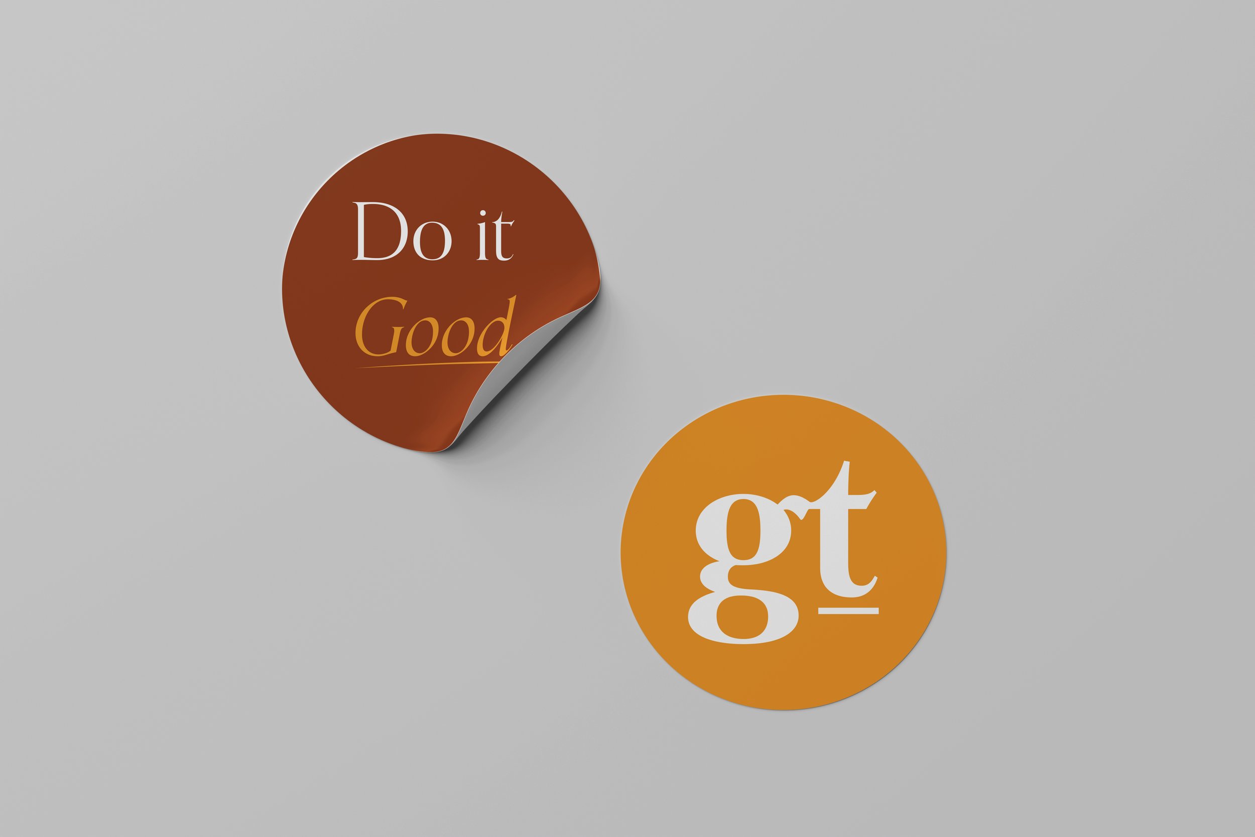 Two round stickers on a gray background; one brown with "Do it Good" text, another orange with "gt" text.