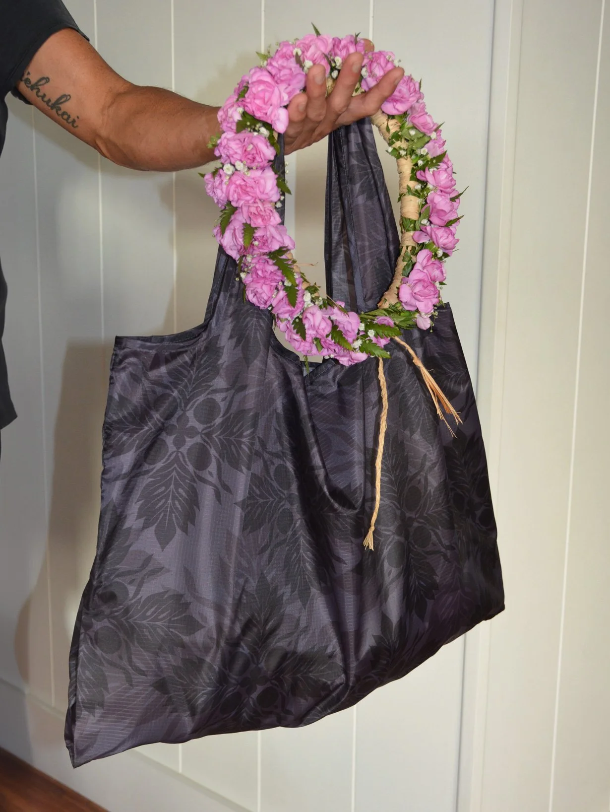 sturdy-beautiful-black-nylon-bag-hawaiian-quilt-pattern-haku-lei.jpg