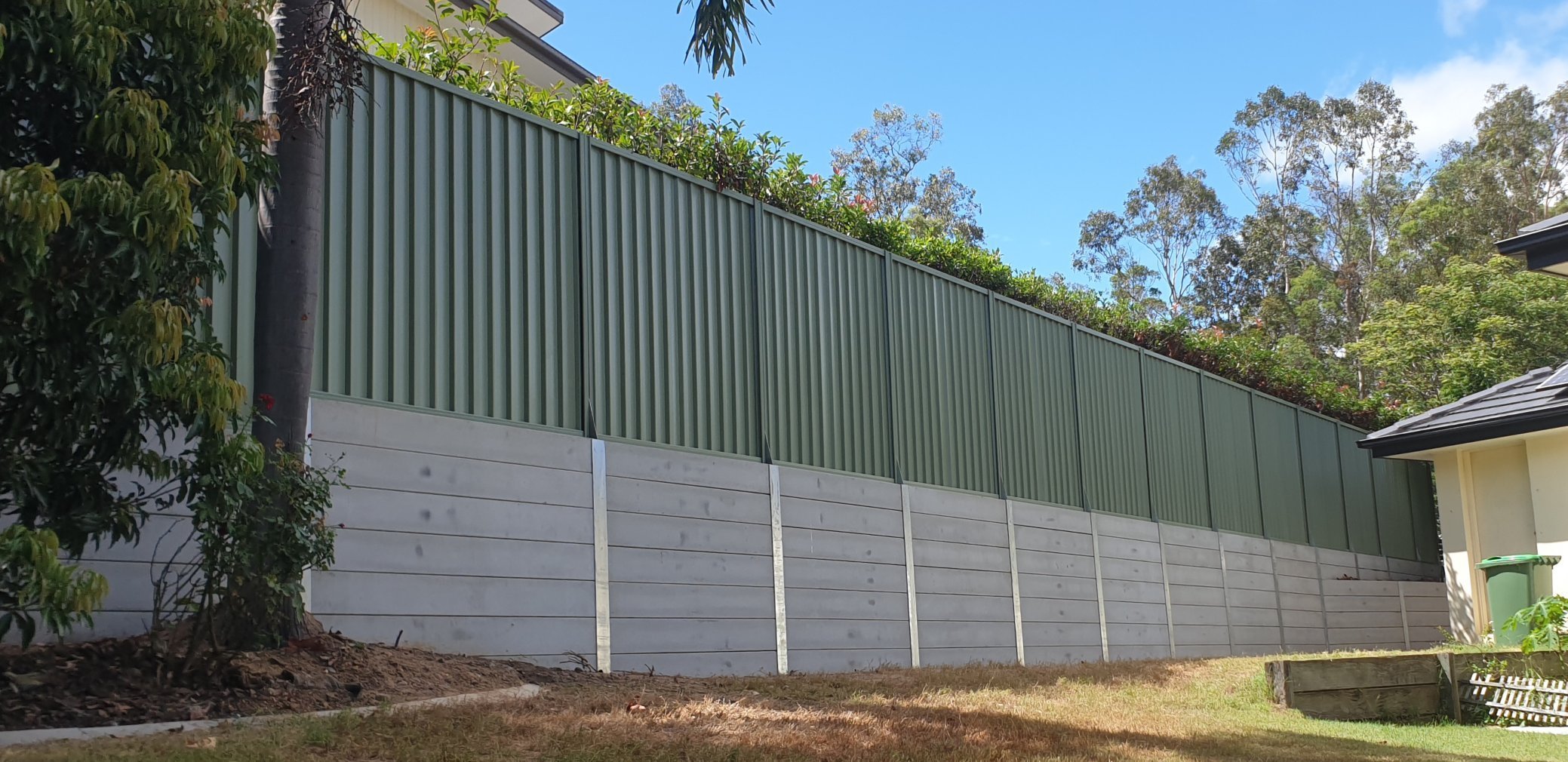 Green Colorbond fence and retaining wall combination Sydney
