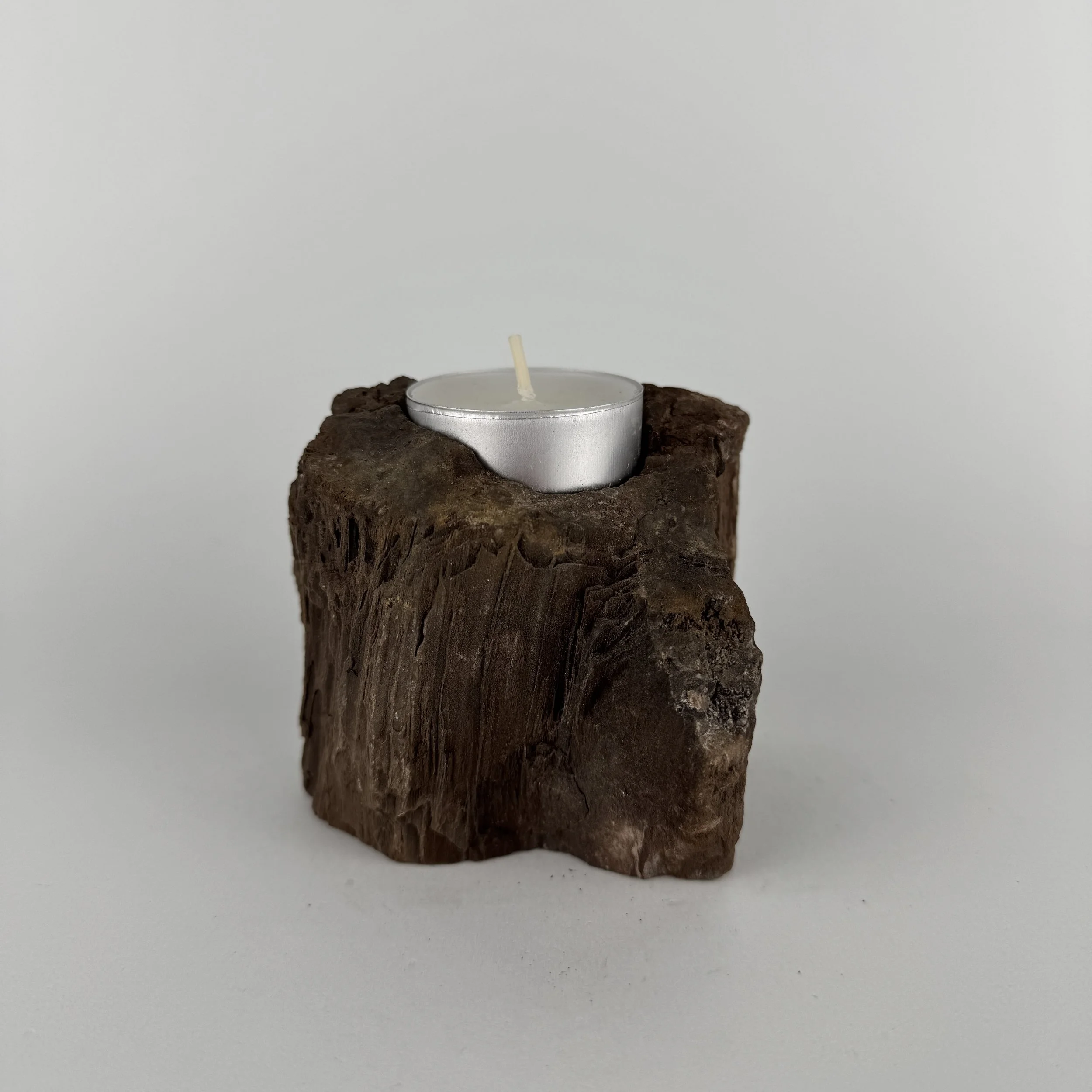 Kerzenhalter aus versteinertem, fossilem Holz