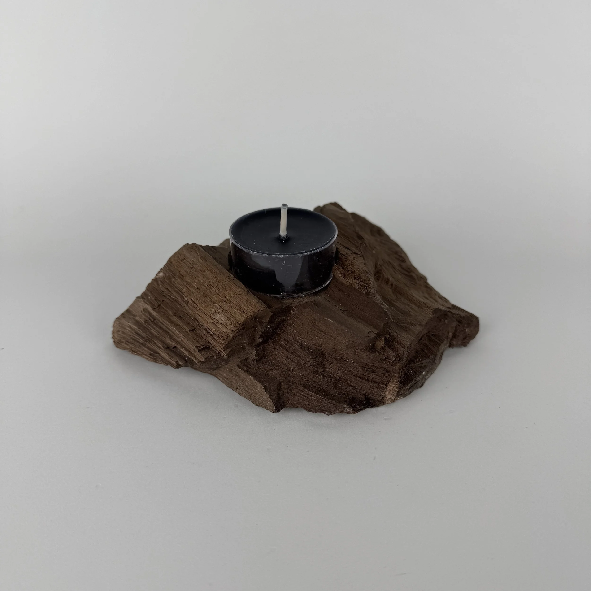Kerzenhalter aus versteinertem, fossilem Holz