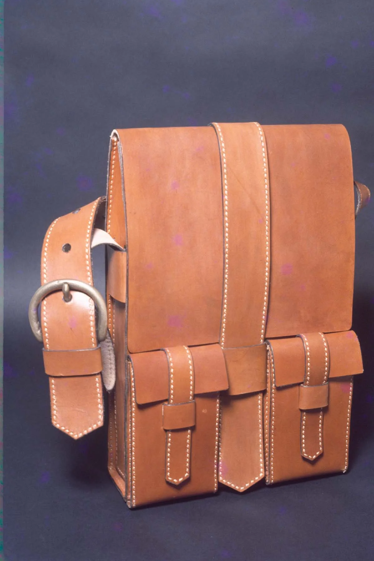 A design for a man’s shoulder bag, based on a saddle bag. Intended for the transport of lap tops.