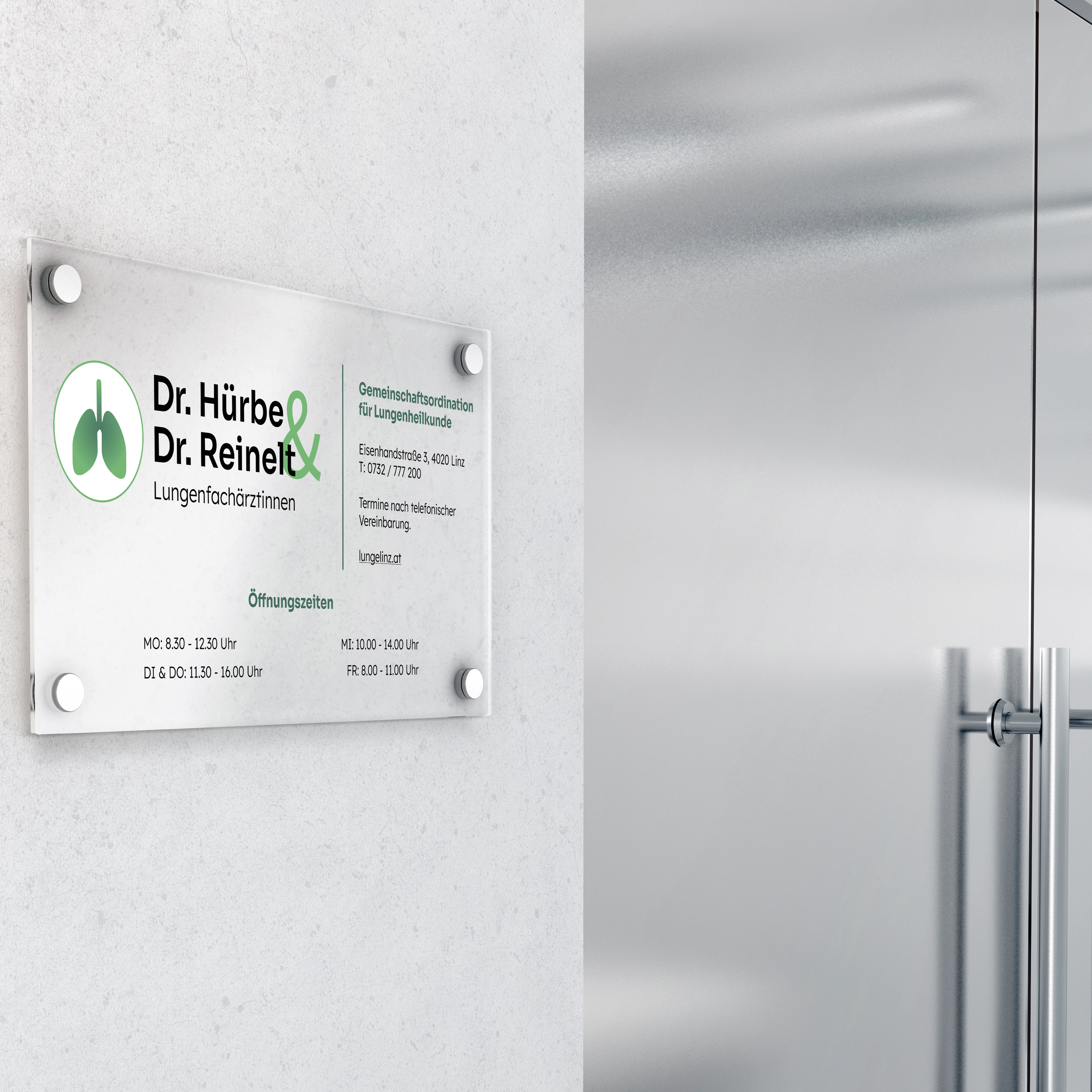 Schild mit Praxisinformationen von Dr. Hürbe und Dr. Reinelt, Lungenfachärztinnen, mit Öffnungszeiten und Adresse, an einer Wand montiert.