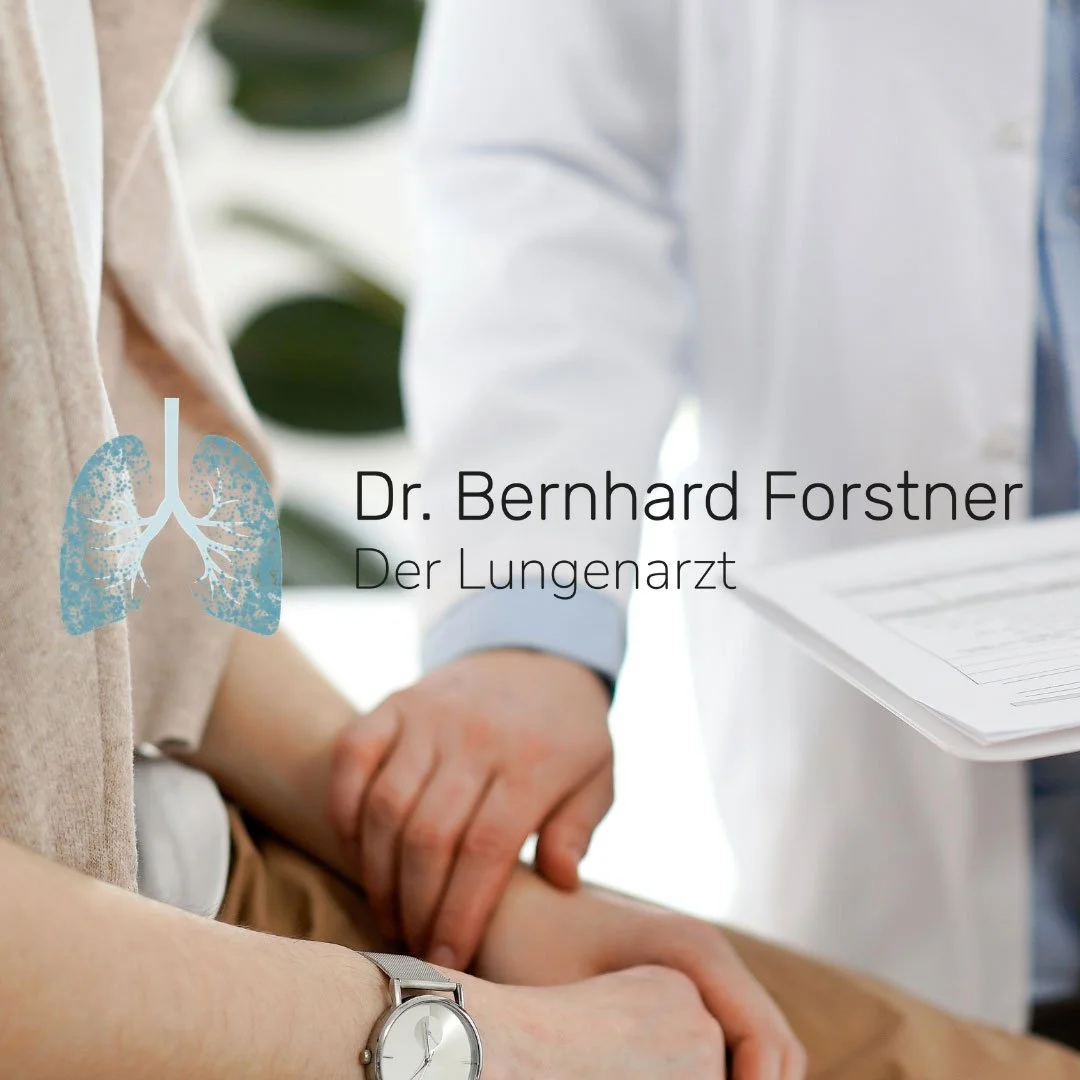 Ein Arzt in einem weißen Kittel hält die Hand eines Patienten. Auf dem Bild steht "Dr. Bernhard Forstner, Der Lungenarzt" mit einem Bild von Lungen daneben.