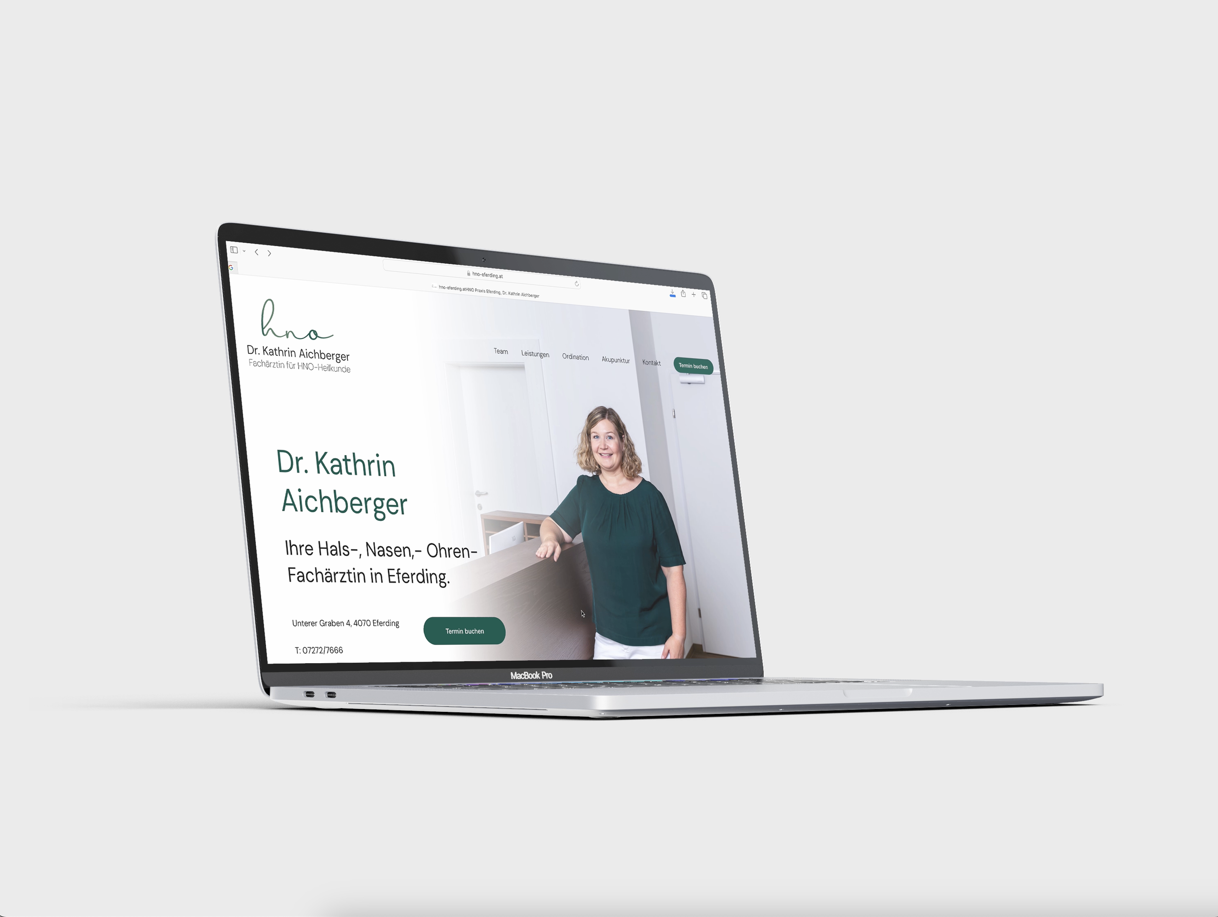 Laptop mit geöffneter Webseite einer HNO-Ärztin, Dr. Kathrin Aichberger, präsentiert. Titel und Kontaktinformationen sind sichtbar.
