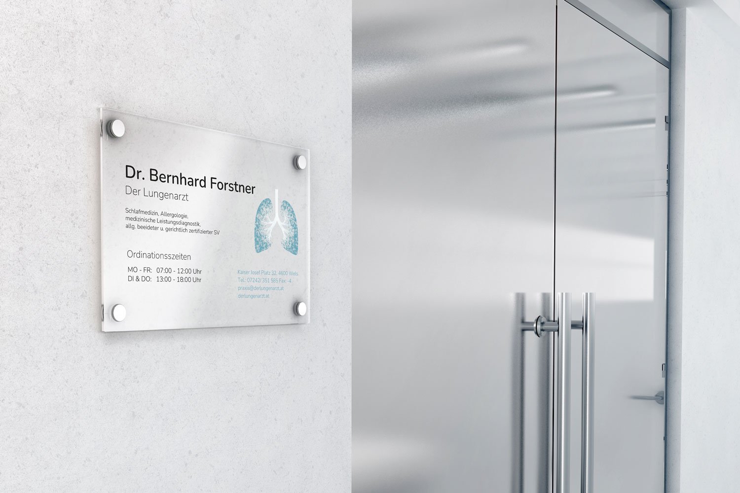 Schild für Arztpraxis von Dr. Bernhard Forstner, einem Lungenarzt, mit Sprechzeiten und Kontaktinformationen auf einer Glasplatte neben einer Glastür.