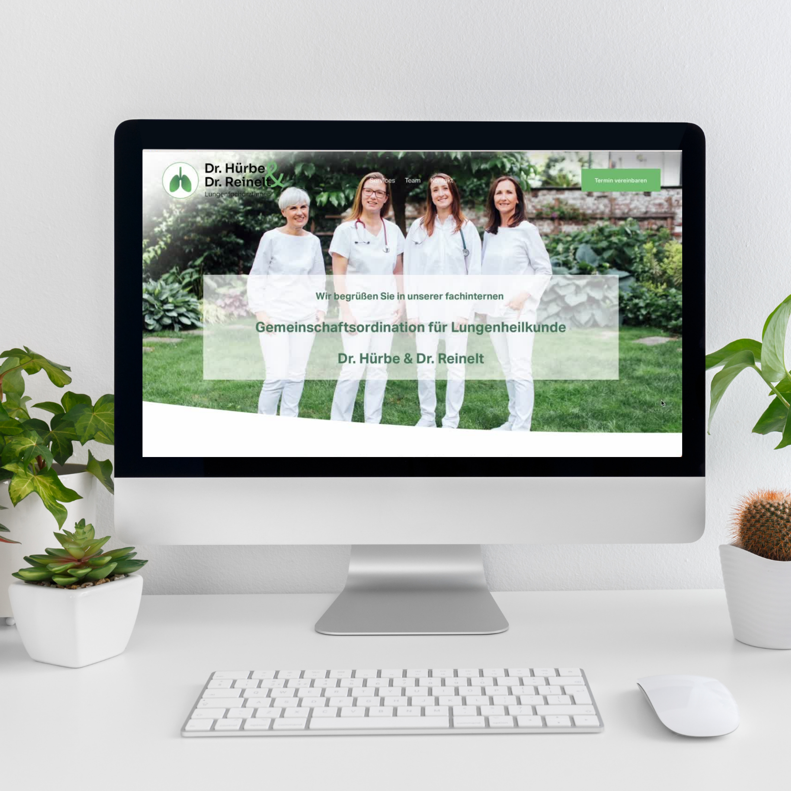 Computerbildschirm mit Webseite der Gemeinschaftspraxis Dr. Hürbe & Dr. Reinelt, Lungenheilkunde, mit vier in Weiß gekleideten Personen im Freien.